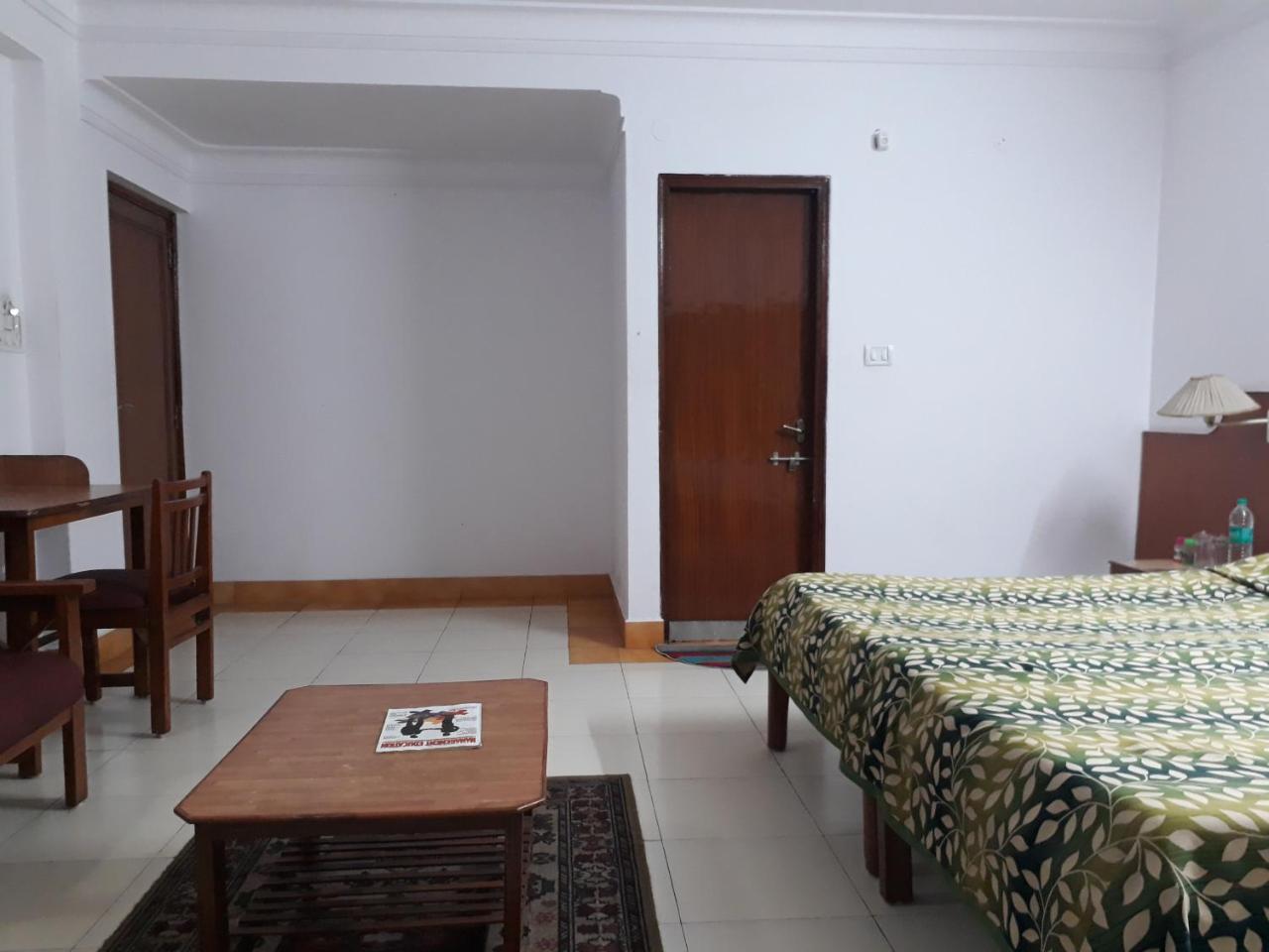 בהופאל Hotel Tapti Saral מראה חיצוני תמונה
